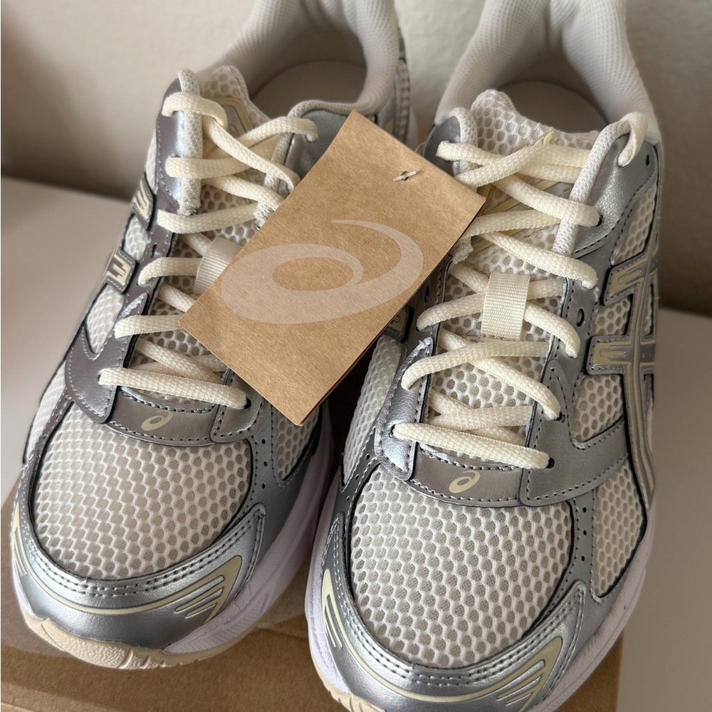 ASICS unisex  GEL-1130 Cream and Silver Athletic Shoes women 10 men’s 8.5 - Picture 4 of 5